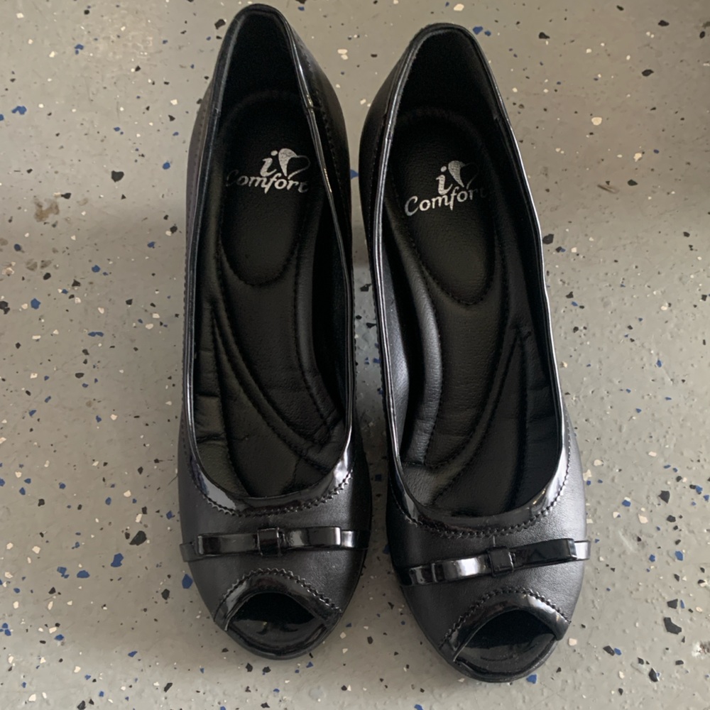 I love comfort black bow heels Sz 7